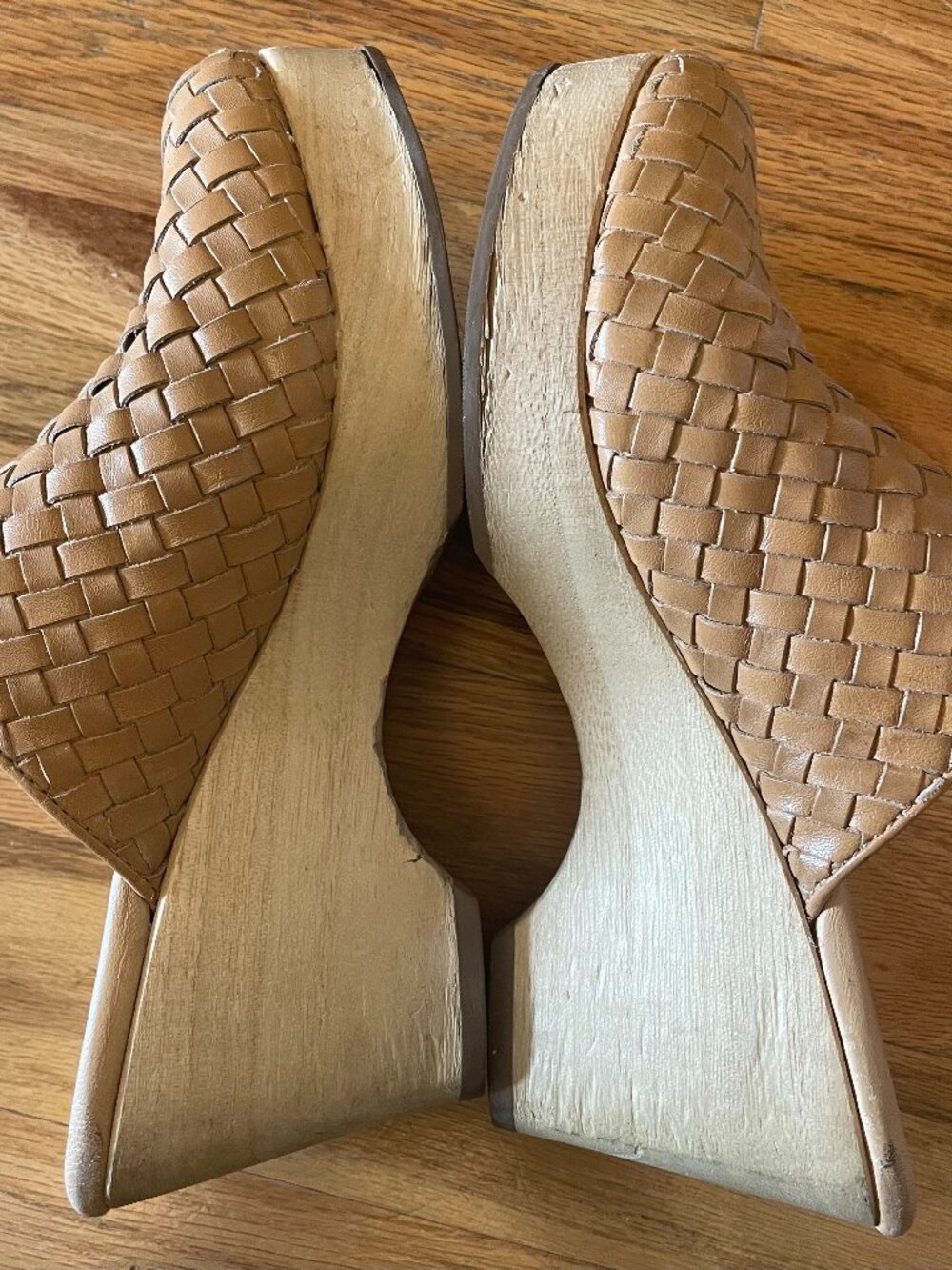 Woven Everlane Clogs in tan/cognac (Size 5)